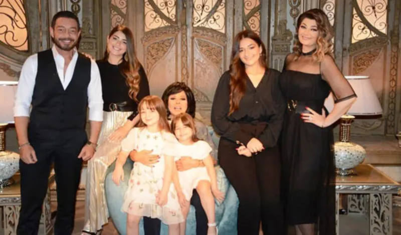 الفنان أحمد زاهر ينفعل على المعجبين بسبب ابنته .. "بلاش تلزيق" (فيديو)