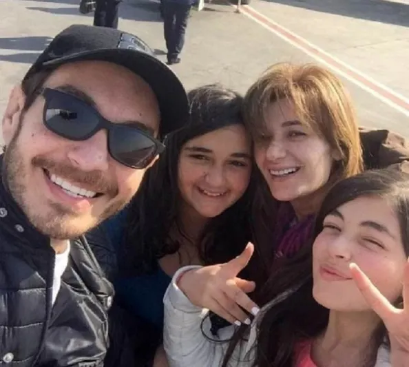 الفنان أحمد زاهر ينفعل على المعجبين بسبب ابنته .. "بلاش تلزيق" (فيديو)