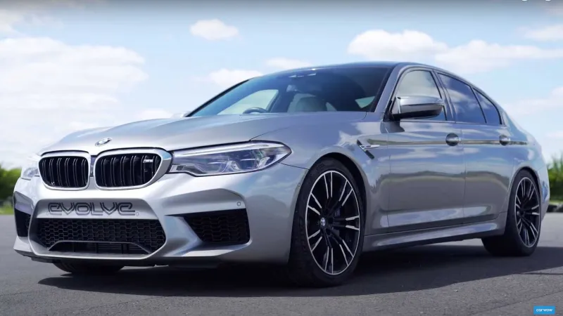 شاهد| سباق تسارع مثير بين عملاقي السرعة بي إم دبليو M5 وفيراري 488 بيستا