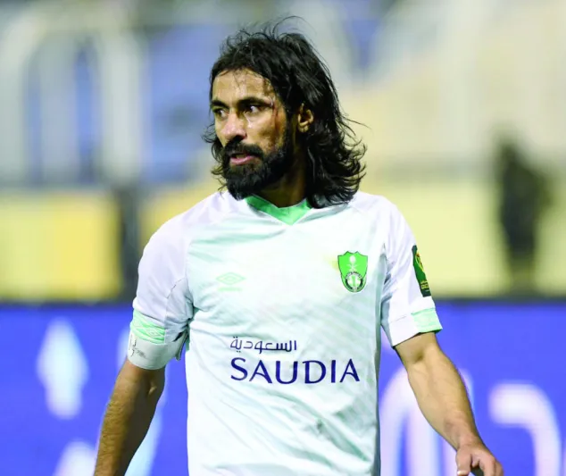 وداعاً حسين عبدالغني.. فدائي الكرة السعودية يعلن اعتزاله على الهواء مباشرة (فيديو)