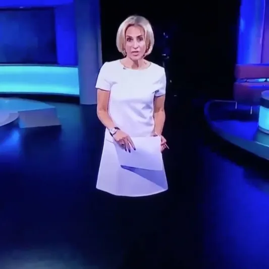  لقطات حيرت الملايين ..مذيعه تظهر بدون قدمين في بث مباشر على الهواء (فيديو)