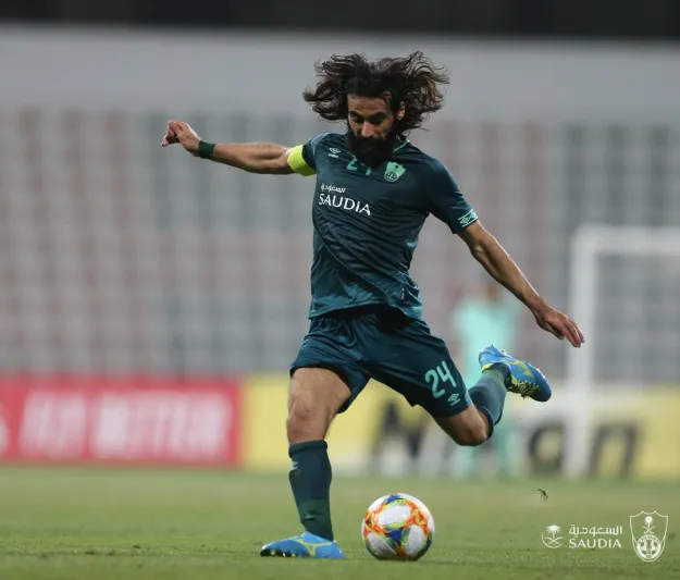 وداعاً حسين عبدالغني.. فدائي الكرة السعودية يعلن اعتزاله على الهواء مباشرة (فيديو)