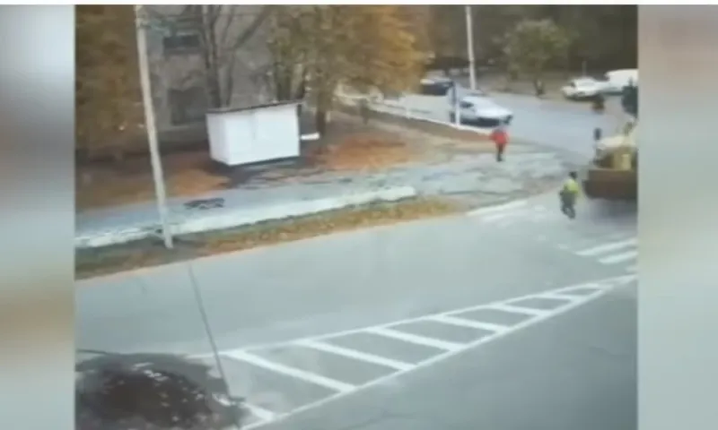  نجاة امرأة من الموت بعد مرور جرافة فوقها (فيديو)