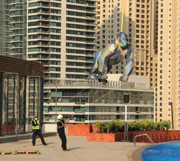 طائرة Bell 212 تنفذ بنجاح عملية نقل مجسمات لحيوانات ضخمة في "مرسى دبي"