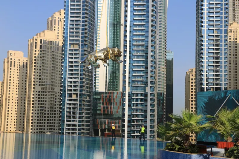 طائرة Bell 212 تنفذ بنجاح عملية نقل مجسمات لحيوانات ضخمة في "مرسى دبي"