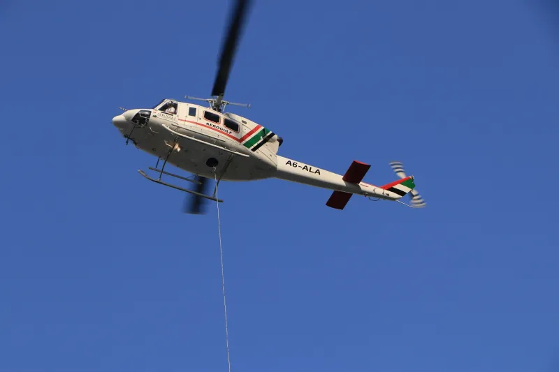 طائرة Bell 212 تنفذ بنجاح عملية نقل مجسمات لحيوانات ضخمة في "مرسى دبي"