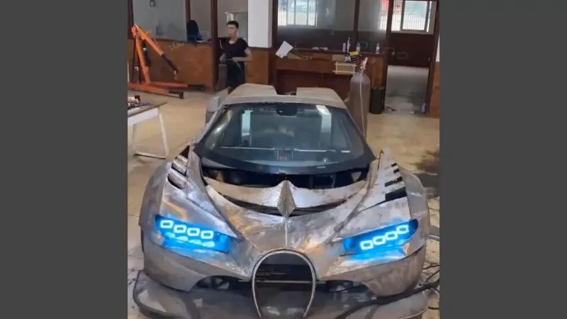 ميكانيكي عبقري يصنع نسخة استثنائية من سيارة بوغاتي (فيديو)