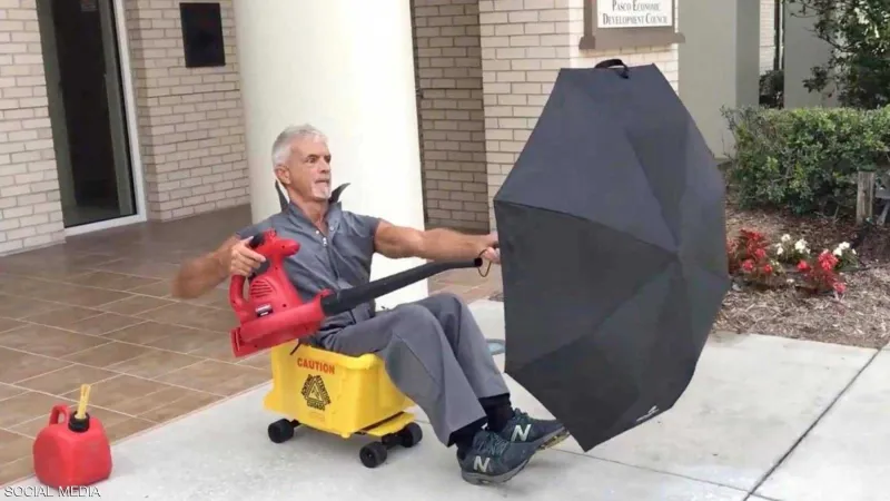 بمنفاخ ومظلة..أمريكي يبتكر وسيلة نقل تذهل الملايين (فيديو)