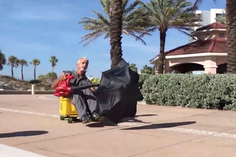 بمنفاخ ومظلة..أمريكي يبتكر وسيلة نقل تذهل الملايين (فيديو)