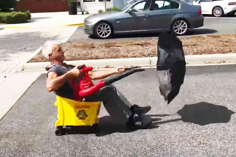 بمنفاخ ومظلة..أمريكي يبتكر وسيلة نقل تذهل الملايين (فيديو)