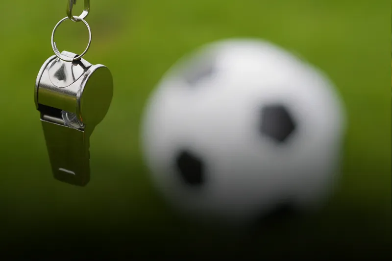  تقنية الفار تُوقع حكم مباراة في موقف محرج .. ماذا حدث؟