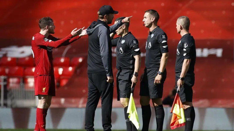  تقنية الفار تُوقع حكم مباراة في موقف محرج .. ماذا حدث؟