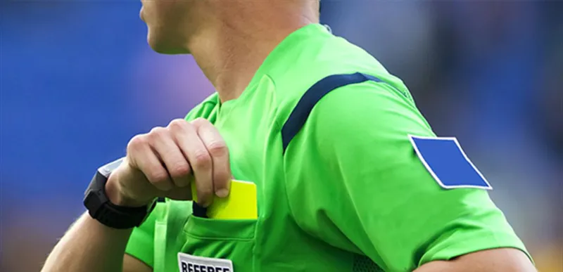  تقنية الفار تُوقع حكم مباراة في موقف محرج .. ماذا حدث؟