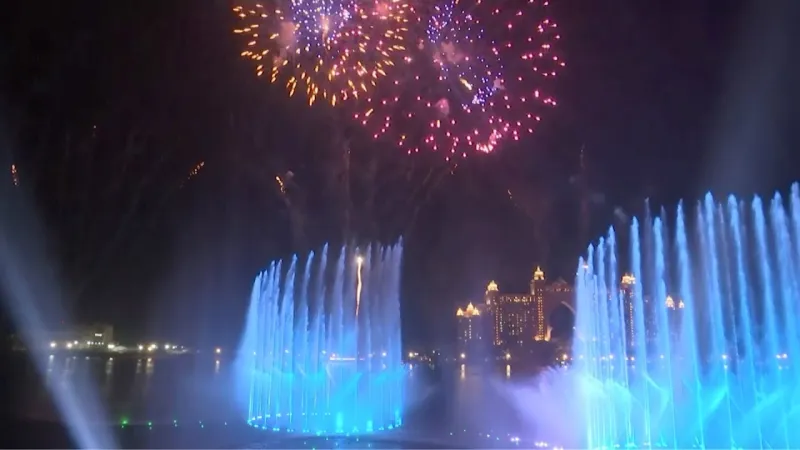 نافورة النخلة .. دبي تحطم الرقم القياسي لأكبر نافورة في العالم (فيديو)