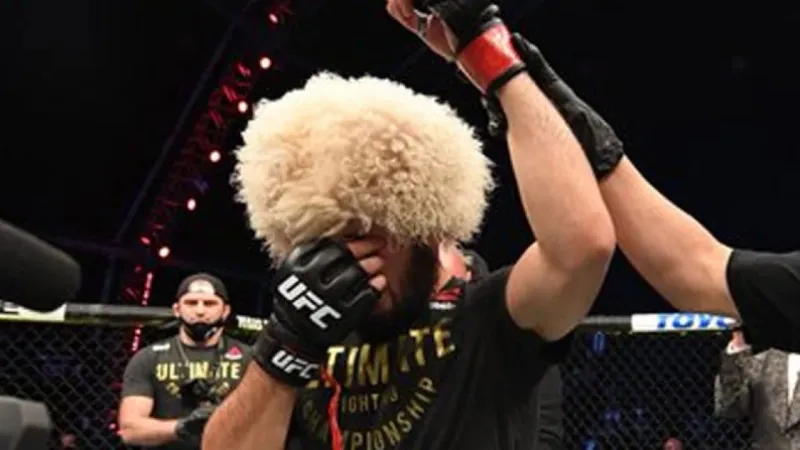 بدأت بعراك مع دُب وانتهت باعتزال مفاجئ.. حبيب محمدوف يودع الفنون القتالية للأبد (فيديو)