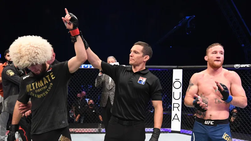 بدأت بعراك مع دُب وانتهت باعتزال مفاجئ.. حبيب محمدوف يودع الفنون القتالية للأبد (فيديو)