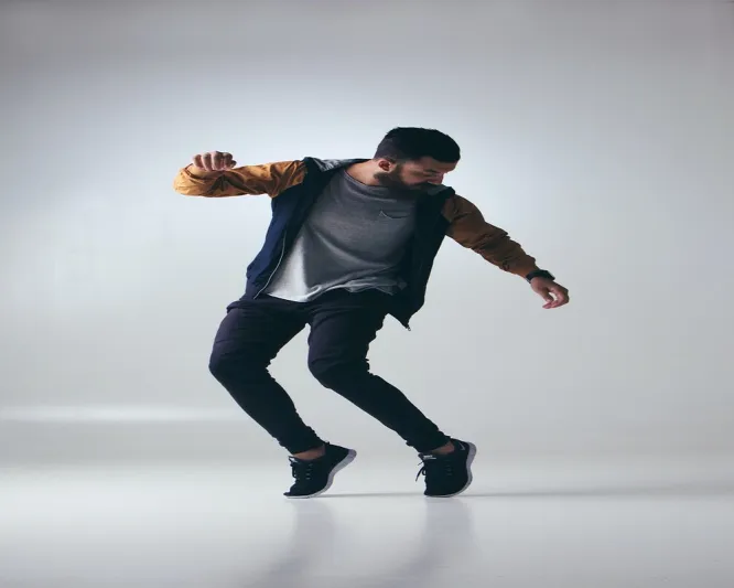 شاب يقلد مختلف رقصات الدول العربية بطريقة كوميدية ساخرة (فيديو)