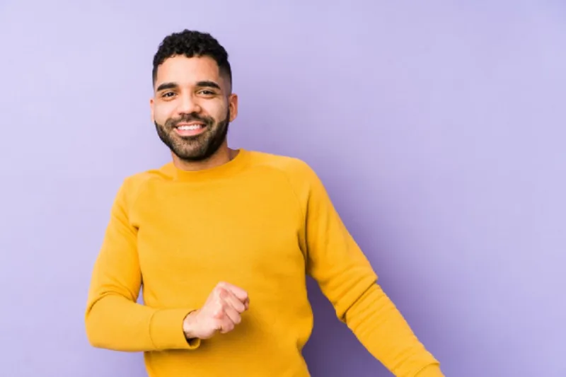 شاب يقلد مختلف رقصات الدول العربية بطريقة كوميدية ساخرة (فيديو)