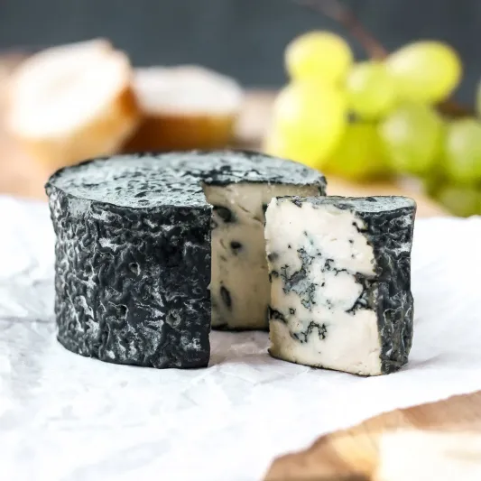 كيف يصنع الجبن الأزرق؟ وماهي حدود السلامة لتناوله؟