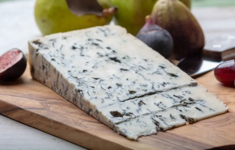كيف يصنع الجبن الأزرق؟ وماهي حدود السلامة لتناوله؟
