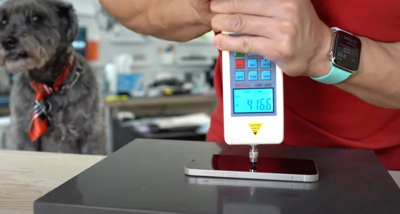 فيديو| هاتف آيفون 12 يخضع لاختبارات المتانة والسقوط.. هل ينجح؟ 