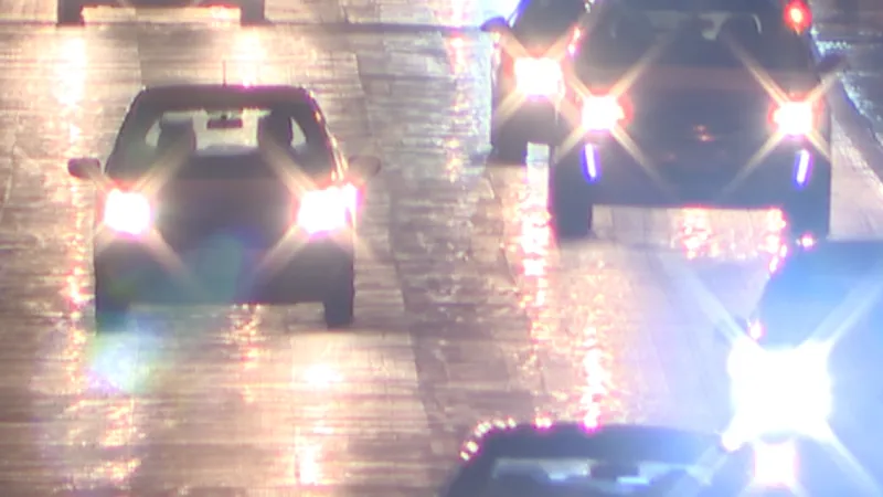 تعديل المرايا إحداها.. كيف تتفادى فقدان الرؤية الناتج عن النور الساطع للسيارات؟