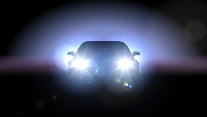 تعديل المرايا إحداها.. كيف تتفادى فقدان الرؤية الناتج عن النور الساطع للسيارات؟