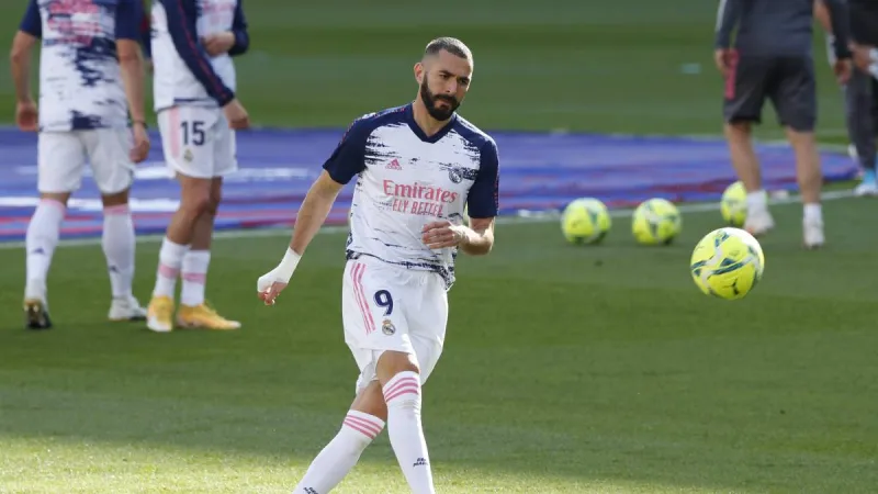 لقطات مسربة تكشف فضيحة اللاعب بنزيما بالتآمرعلى زميله في الفريق