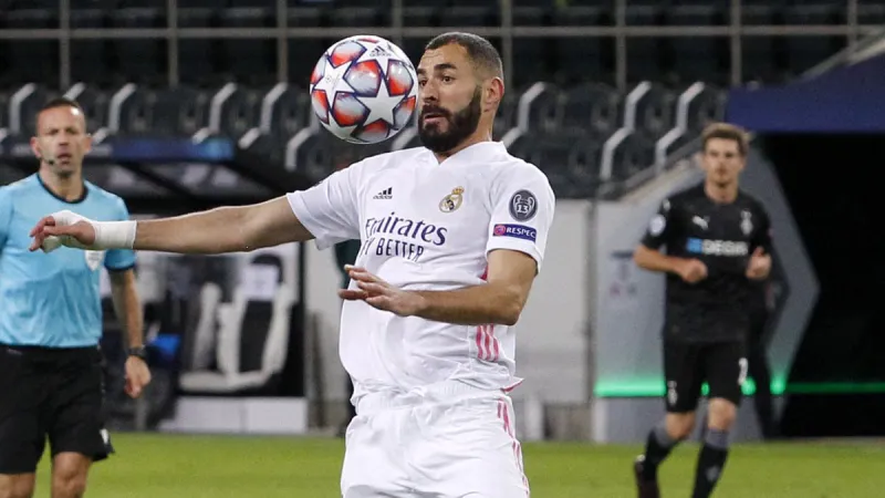 لقطات مسربة تكشف فضيحة اللاعب بنزيما بالتآمرعلى زميله في الفريق