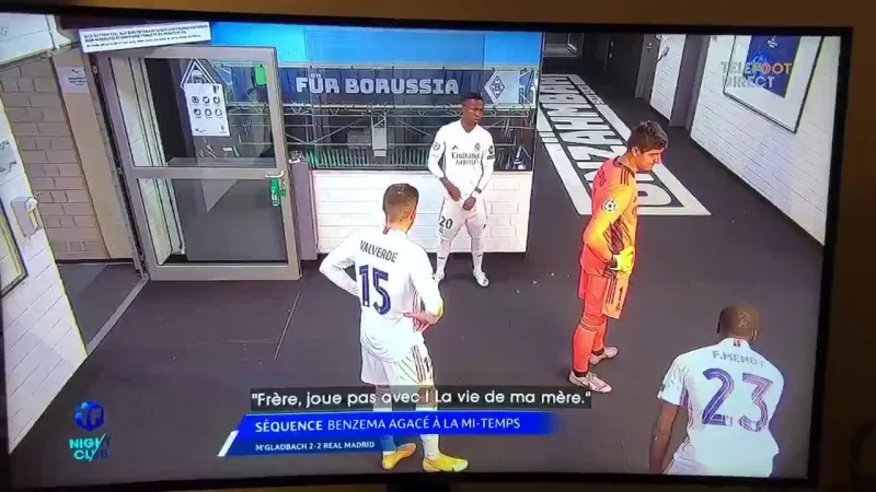 لقطات مسربة تكشف فضيحة اللاعب بنزيما بالتآمرعلى زميله في الفريق