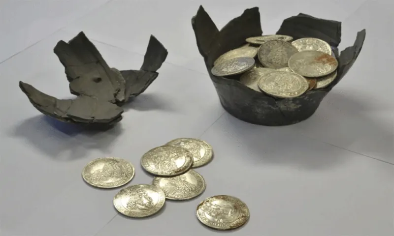 صدفة تقود سائحا لاكتشاف كنز ثمين مخبأ منذ القرون الوسطى