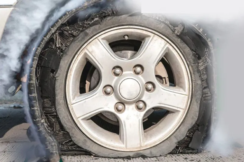 6 خطوات للنجاة من الحوادث حالة انفجار إطار السيارة