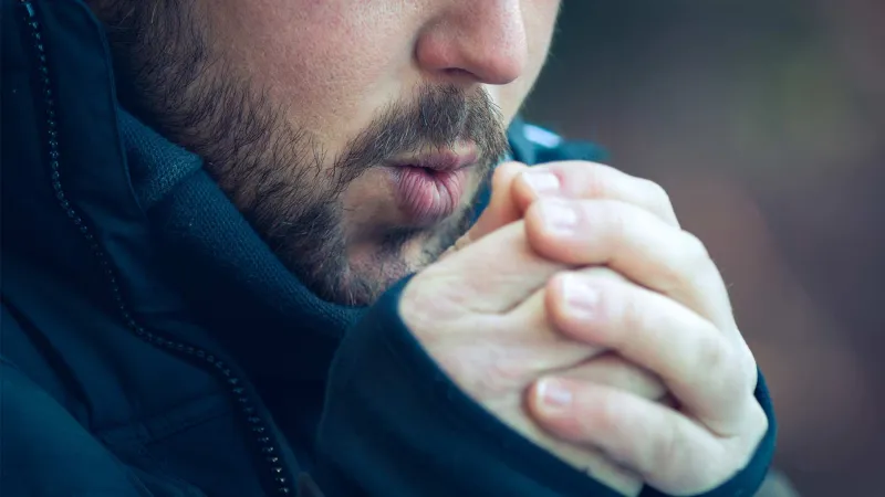 لماذا تشعر ببرودة دائمة في يديك وقدميك؟