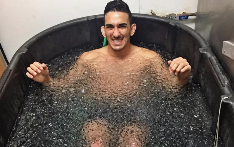 لماذا يستخدم لاعبو كرة القدم حمامات الثلج عقب المباريات؟