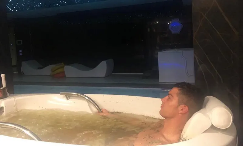 لماذا يستخدم لاعبو كرة القدم حمامات الثلج عقب المباريات؟