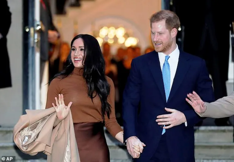 صور| رفاهية وسعادة وعفوية.. لقطات من حياة هاري وميغان عقب تخليهما عن الحياة الملكية