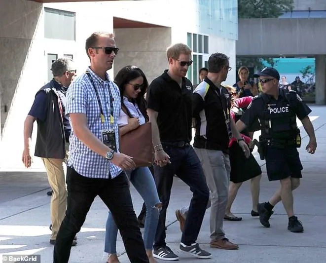 صور| رفاهية وسعادة وعفوية.. لقطات من حياة هاري وميغان عقب تخليهما عن الحياة الملكية