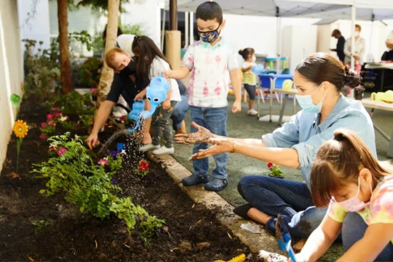 صور| رفاهية وسعادة وعفوية.. لقطات من حياة هاري وميغان عقب تخليهما عن الحياة الملكية