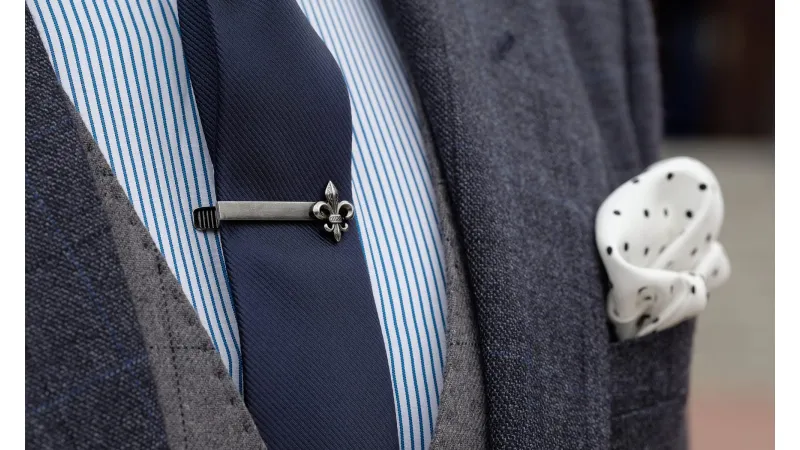 طريقة تنسيق ألوان القمصان مع ربطات العنق.. كن أكثر الرجال أناقة