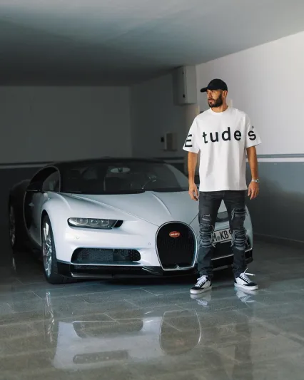 يمتلك أسطولاً من السيارات الفاخرة.. كريم بنزيما يستعرض حياته الفارهة (فيديو)