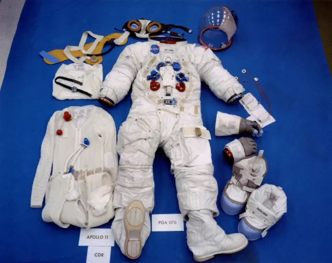 ما مدة بقاء رواد الفضاء على قيد الحياة داخل بذلاتهم الفضائية؟