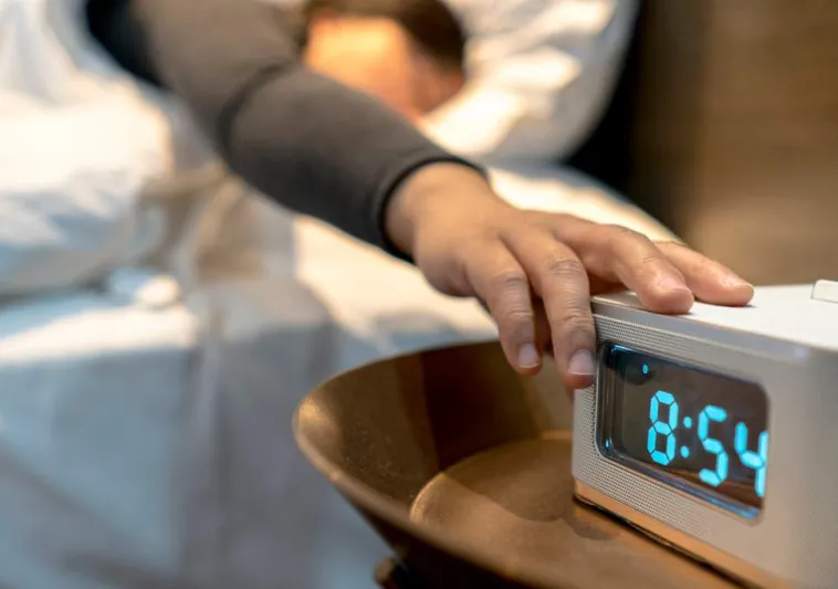 أيهما أفضل للاستيقاظ من النوم الهواتف أم المنبه؟