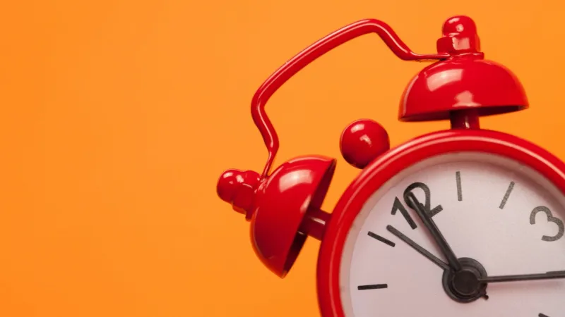 أيهما أفضل للاستيقاظ من النوم الهواتف أم المنبه؟