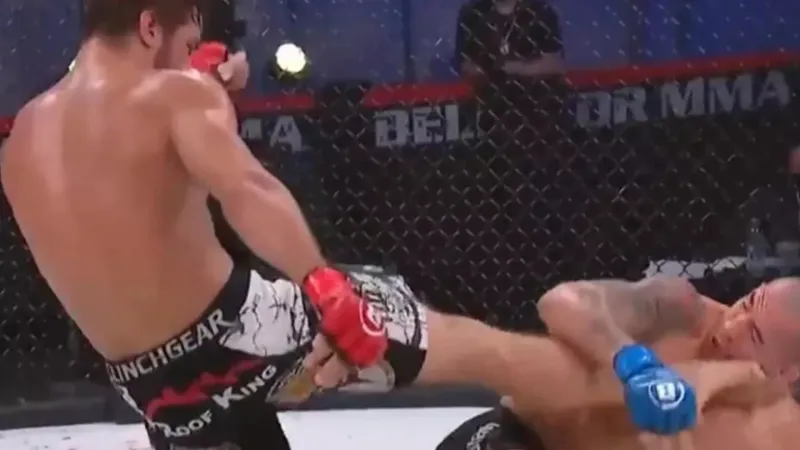 "ركلة كرة القدم" تسرق من مقاتل فرحة الفوز بالبطولة (فيديو)