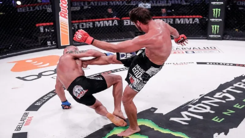 "ركلة كرة القدم" تسرق من مقاتل فرحة الفوز بالبطولة (فيديو)