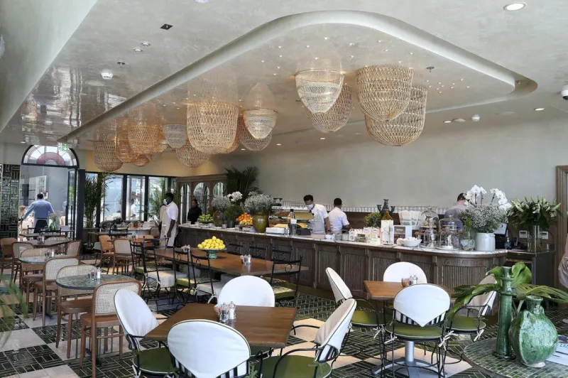 أفضل مطاعم السمك والمأكولات البحرية في الإمارات