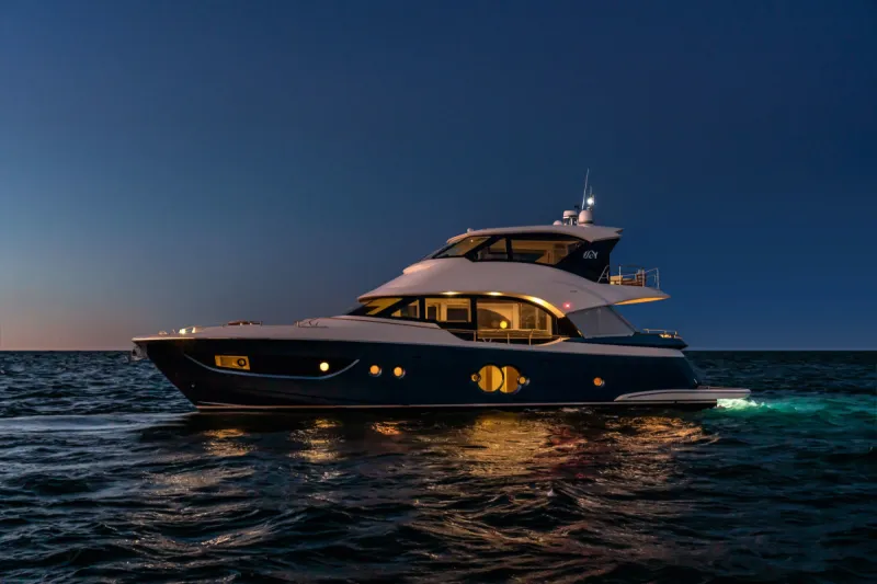 التوازن الكامل بين العملية والفخامة.. شاهد سوبر يخت MCY 76 سكاي لاونج 