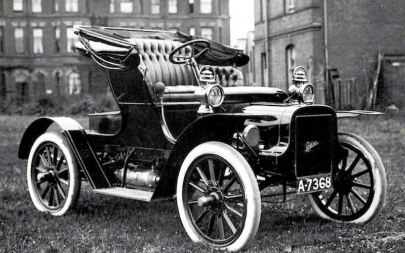 إحدها بقوة 4 أحصنة فقط...أول موديلات أشهر السيارات في العالم