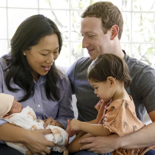 كيف احتفل مؤسس فيس بوك بمرور 17 عاما على أول لقاء مع زوجته؟