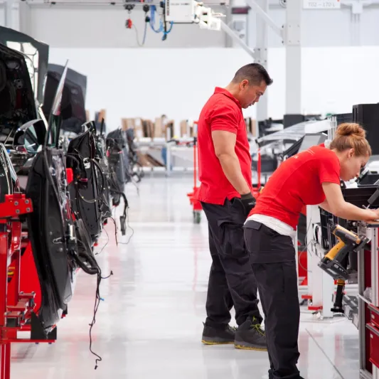 كم يتقاضى موظفو تيسلا؟